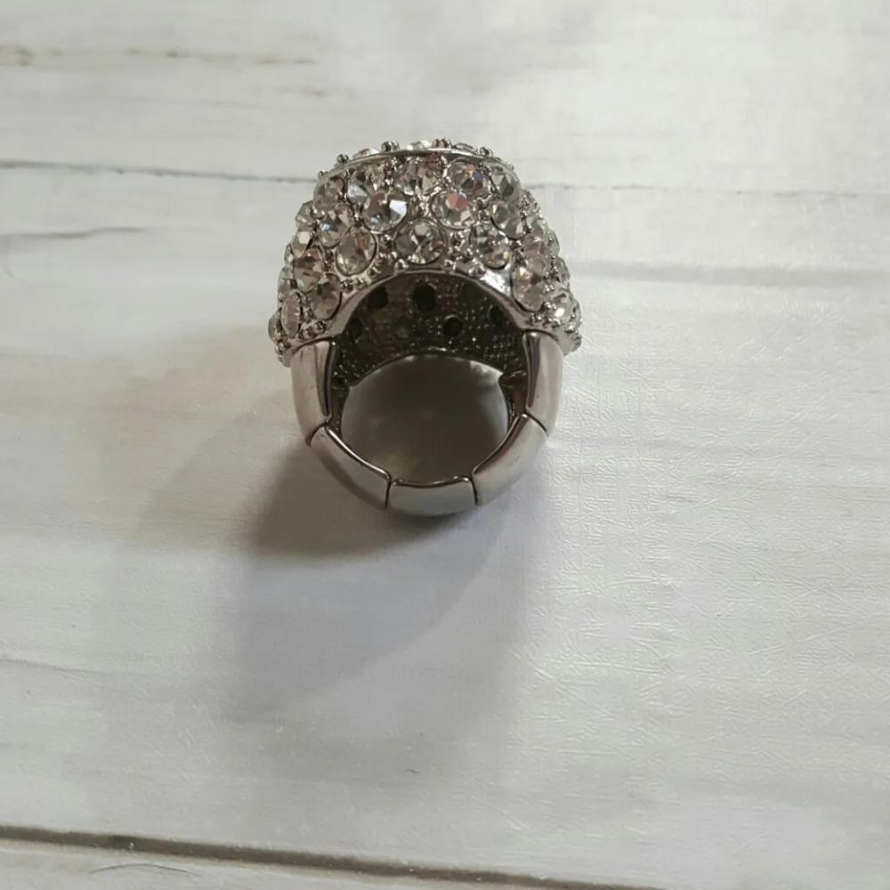 chunky ring‎ yellow stone surrounded by sprakles stretch links silver tone